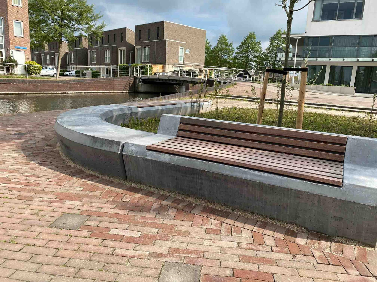 De warme uitstraling van straatbanken met beton en hout