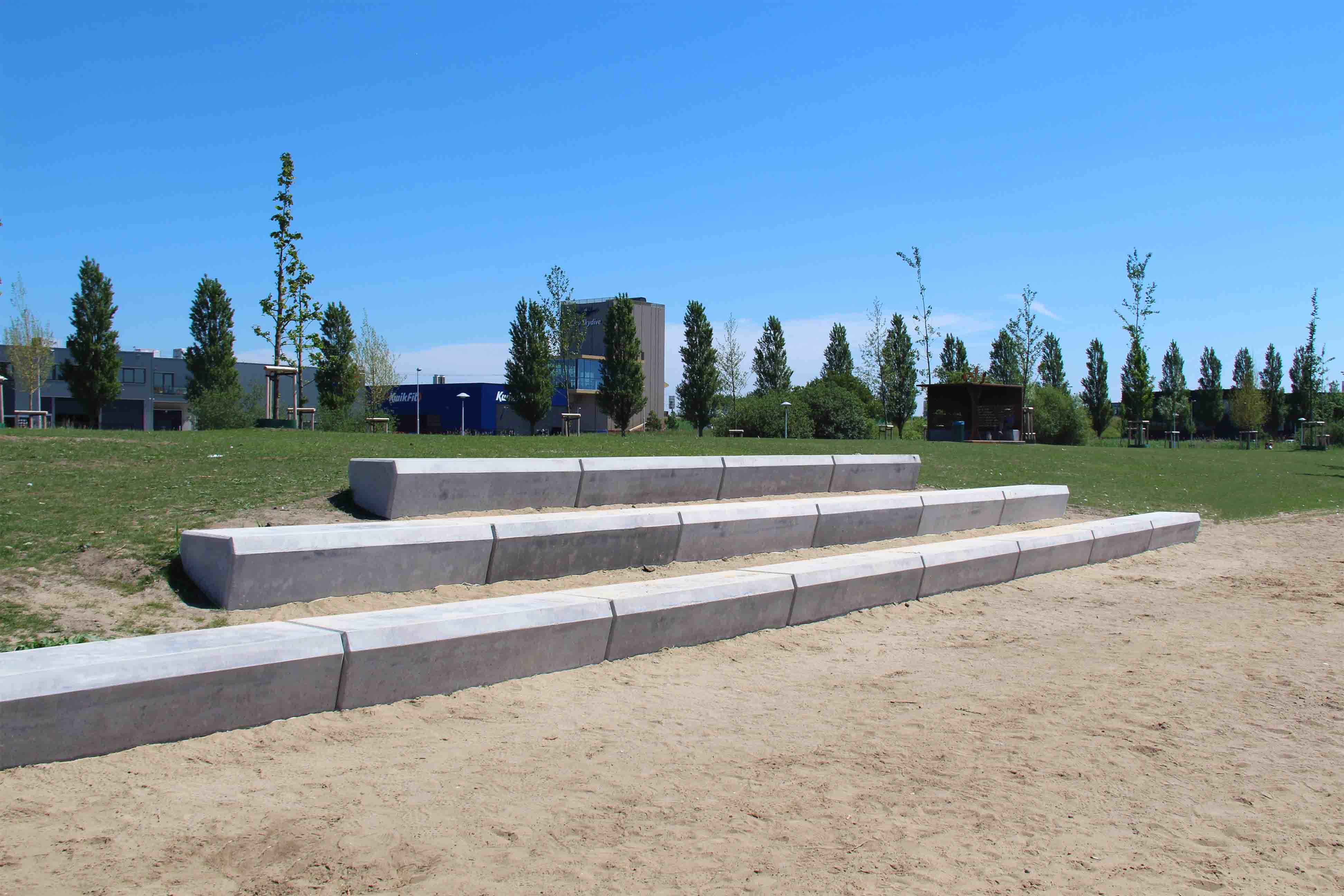 Een duurzame betonnen bank kiezen met oog op hergebruik