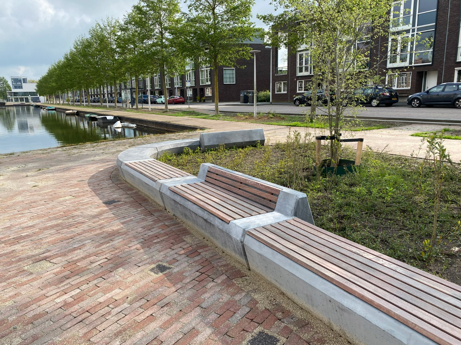 De warme uitstraling van straatbanken met beton en hout
