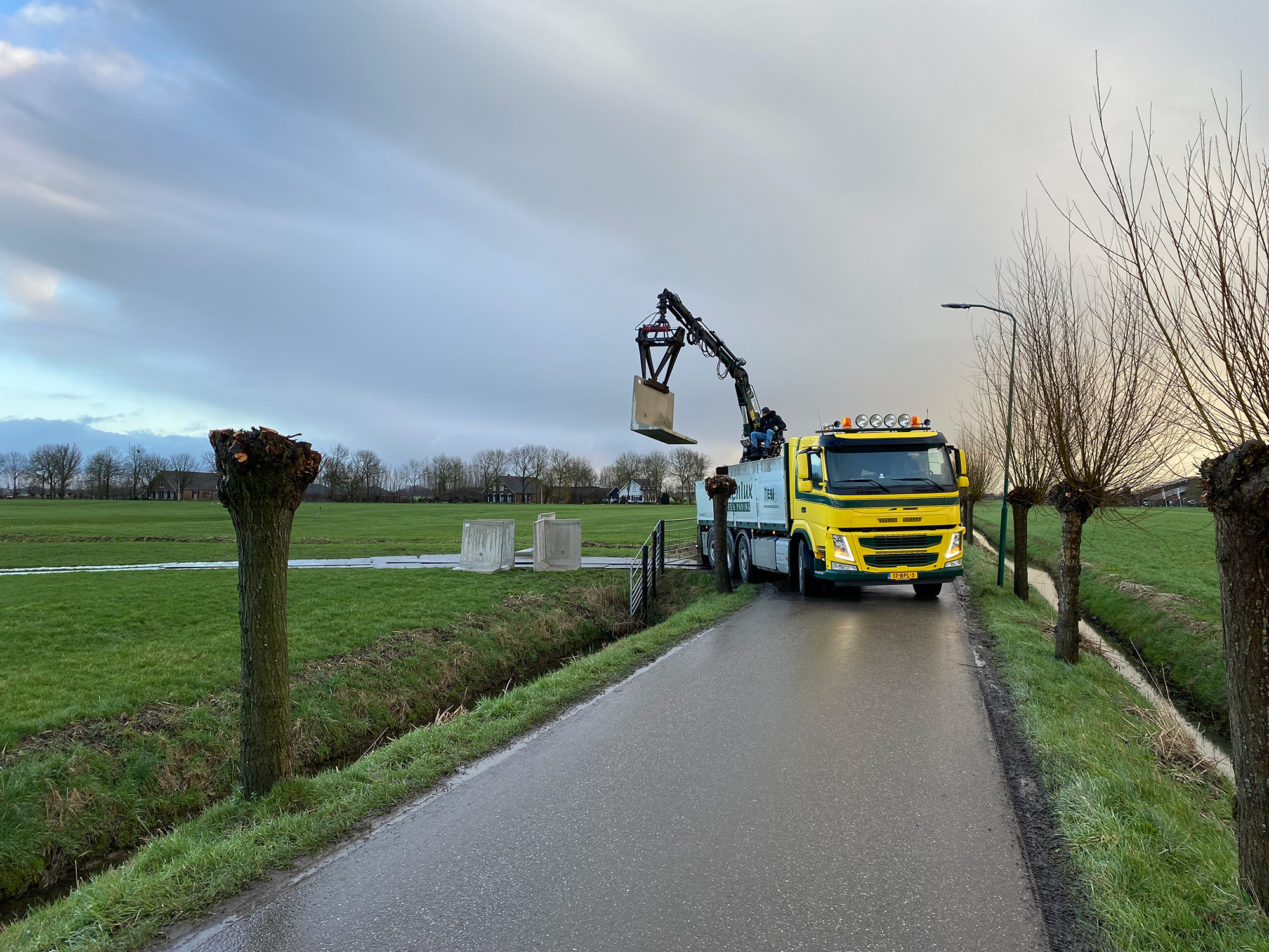 De juiste hijsvoorziening kiezen voor het plaatsen van keerwanden