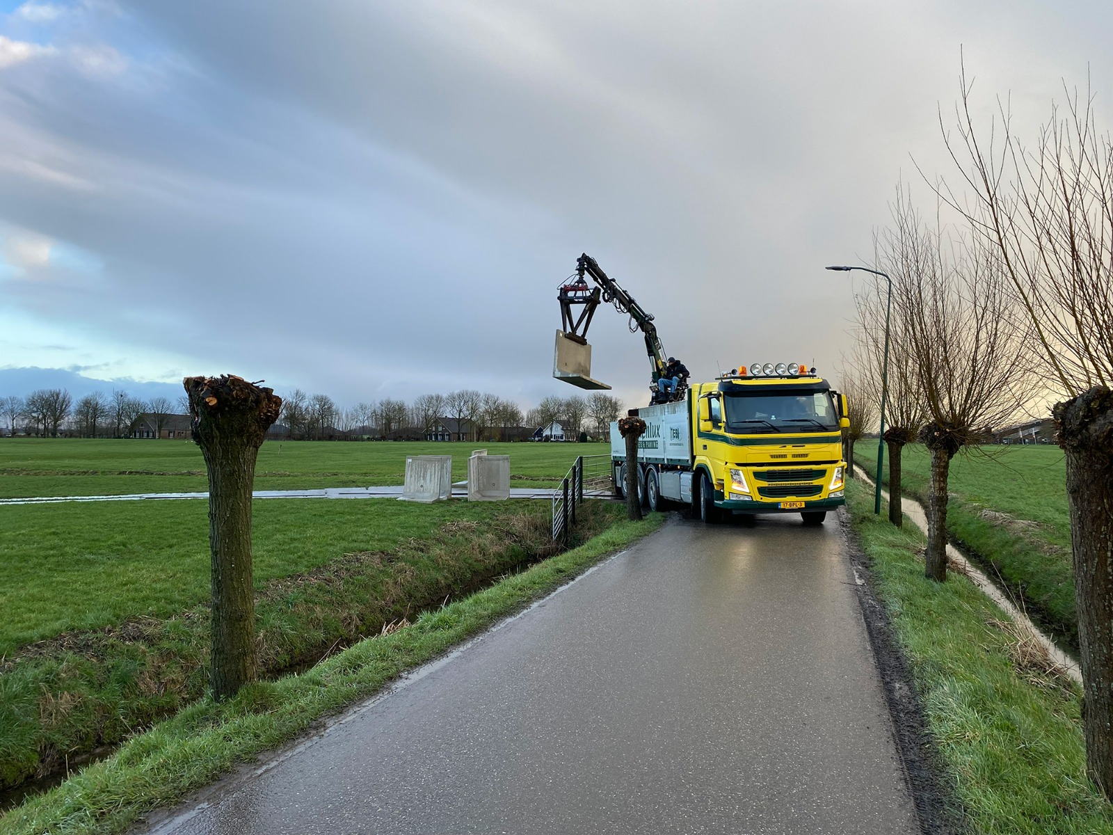 De juiste hijsvoorziening kiezen voor het plaatsen van keerwanden
